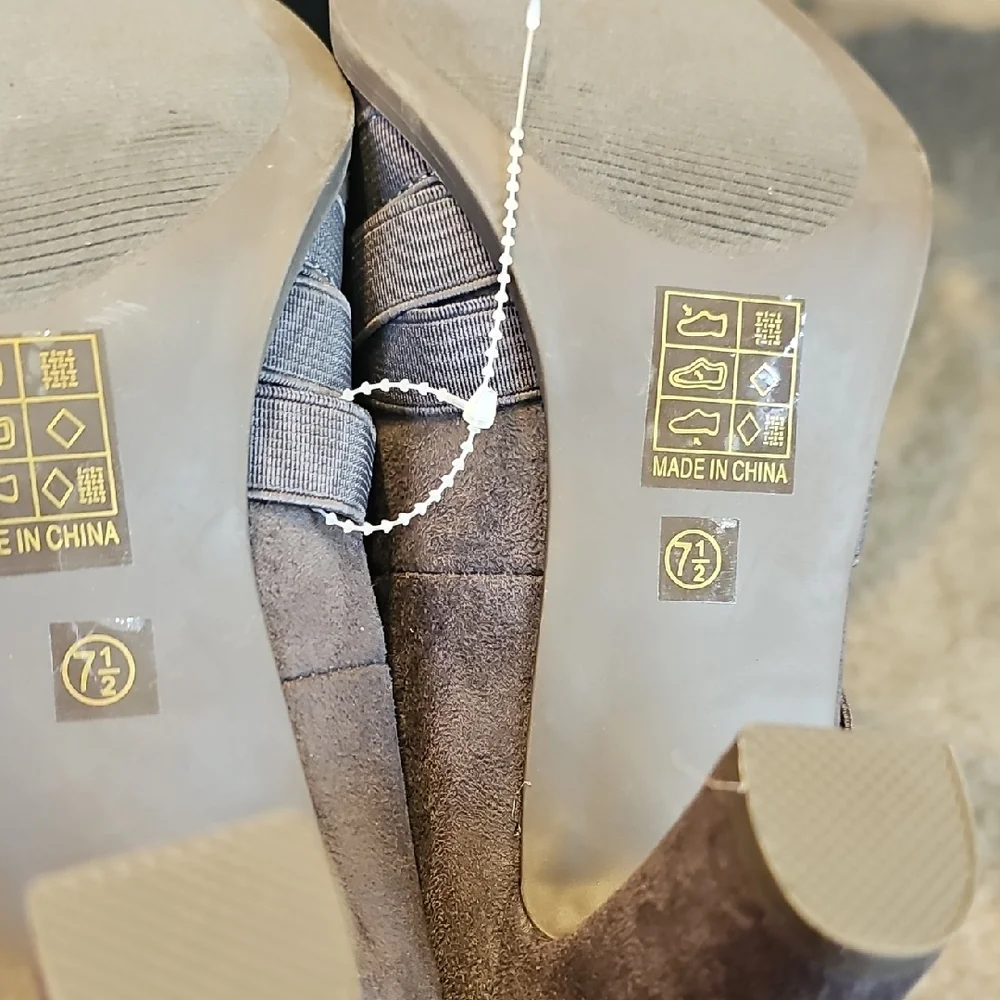 Journee Collection Suede Gray Heels - Picture 9 of 9